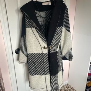 Black & White Sweater with hook closure